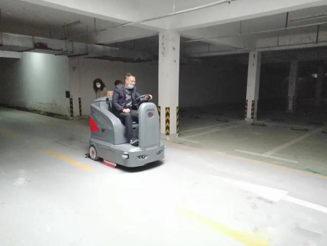 广东小区物业保洁不用人力改用驾驶式洗地机了